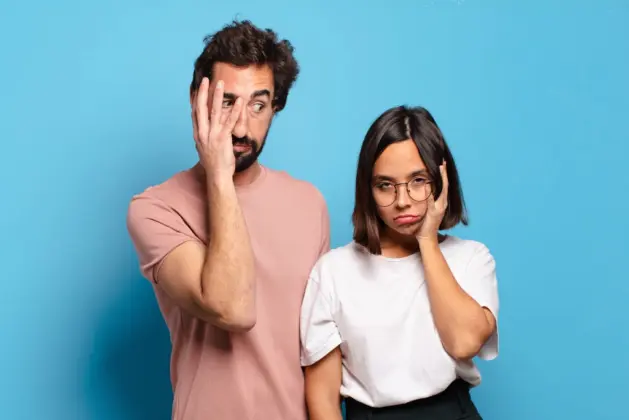 jóvenes demostrando si su relación de pareja cayó en la monotonía