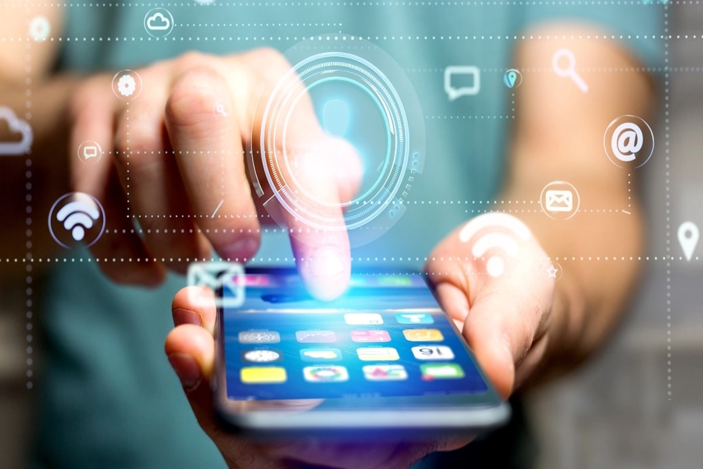 Imagen de una mano con un smartphone mostrando apps para desarrollar o adquirir nuevos hábitos