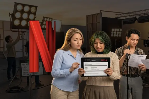 Grupo de jóvenes actrices y actores en un set de filmación con claqueta y luces, leyendo una convocatoria de trabajo en Netflix en una tablet. Texto superpuesto: «Convocatorias de trabajo en Netflix 2026».