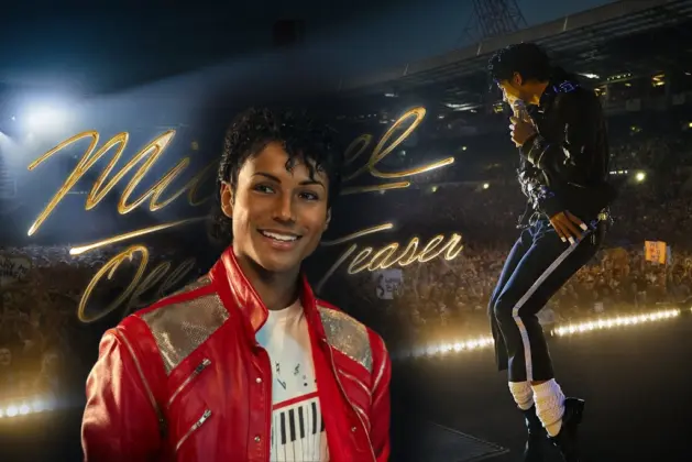 Jaafar Jackson como Michael Jackson en una escena de la bioserie Michael Jackson, recreando un momento icónico del artista en el escenario.