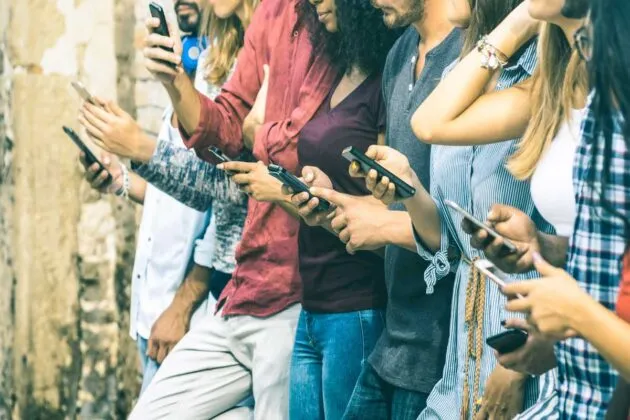 Idiots, una parodia a la enajenación de la gente con su Smartphone