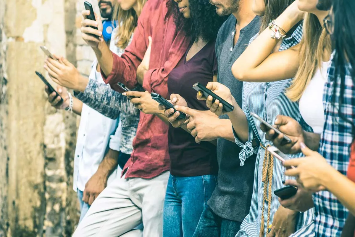Idiots, una parodia a la enajenación de la gente con su Smartphone