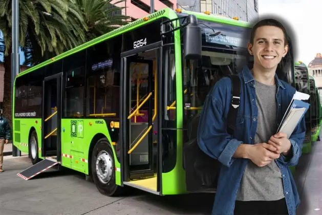 Autobús RTP de la ruta exclusiva para estudiantes estacionado frente a campus universitario, mostrando el programa de movilidad con tarifa preferencial.