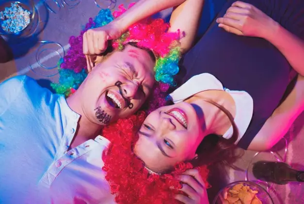 jóvenes experimentando las razones del por qué el alcohol los desnihibe
