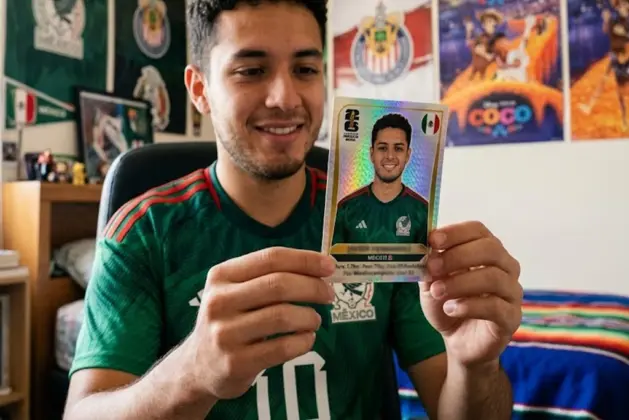 Joven sonriente sosteniendo una estampita del álbum del Mundial con su propia cara y datos, creada mediante un prompt para estampita del mundial en inteligencia artificial.