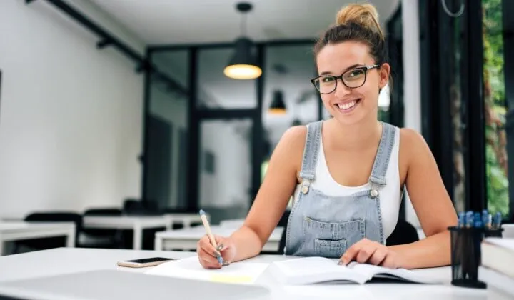 ¿Cuáles son los beneficios de un empleo de medio tiempo siendo estudiante?