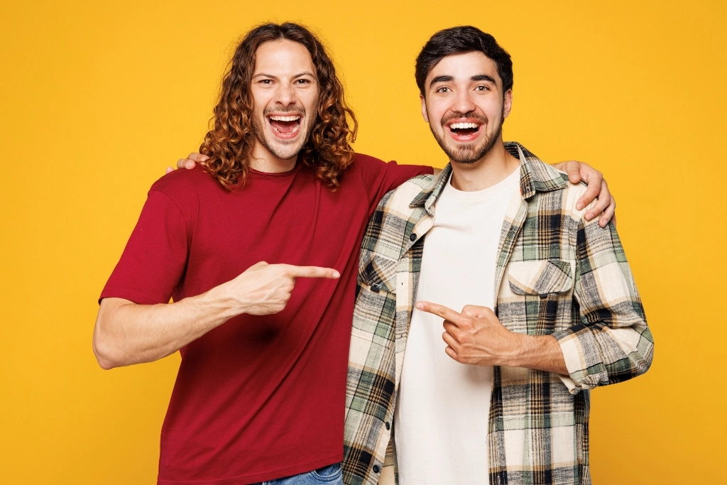Persona socialmente inteligente manteniendo una conversación armónica, demostrando con su amigo habilidades de escucha activa y comunicación efectiva en un entorno diverso.