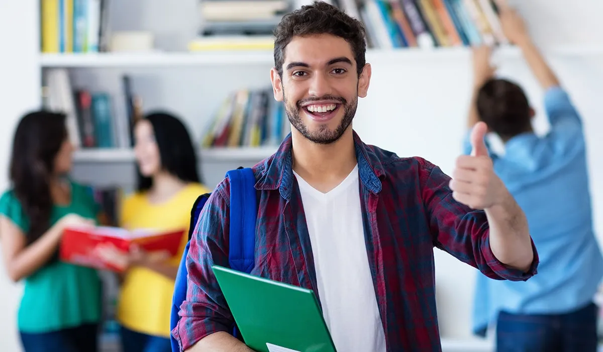 ¿Eres universitario y necesitas una beca? Santander te apoya con 9 mil pesos