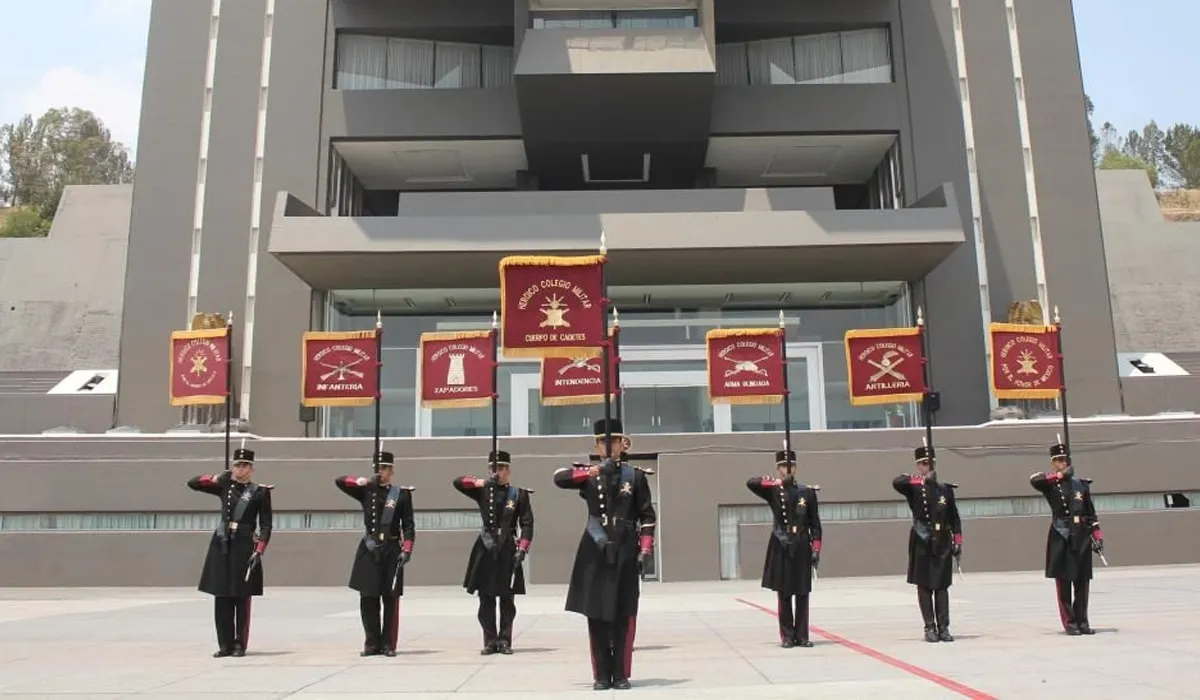 ¿Qué carreras se estudian en el Heroico Colegio Militar y cuáles son los requisitos?