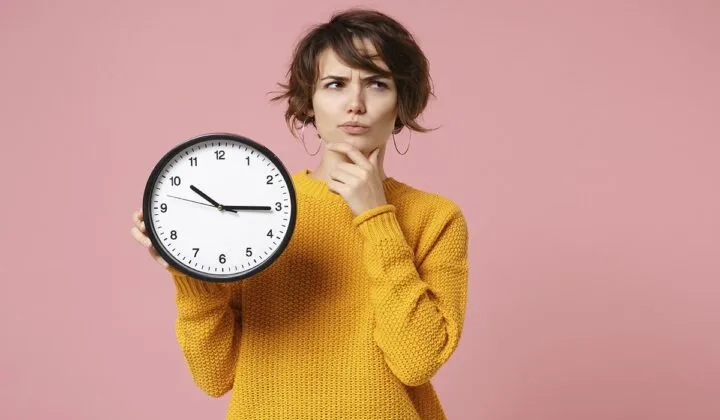 '¿Qué hora es?' o '¿qué horas son?' La RAE responde cuál es la forma correcta