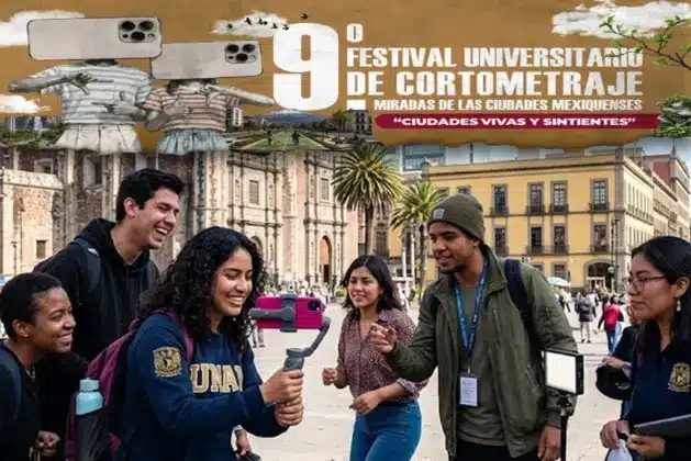Estudiantes universitarios grabando un cortometraje con sus teléfonos móviles en una plaza pública del Estado de México, representando la participación en el festival universitario de cortometraje Miradas de las Ciudades Mexiquenses