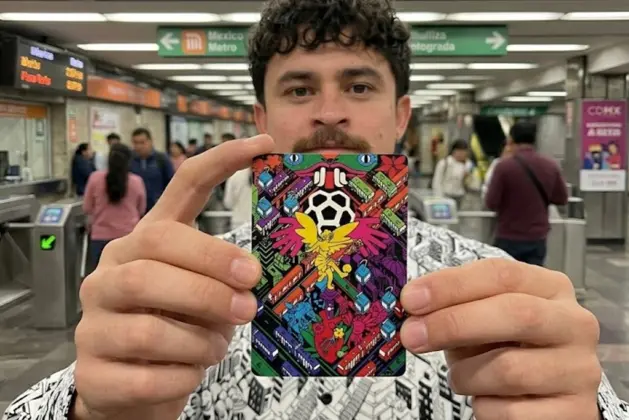 Primer plano de la tarjeta de Movilidad Integrada diseñada por el ilustrador mexicano de la tarjeta del metro, mostrando la ilustración de la Coatlicue sobre un campo de juego