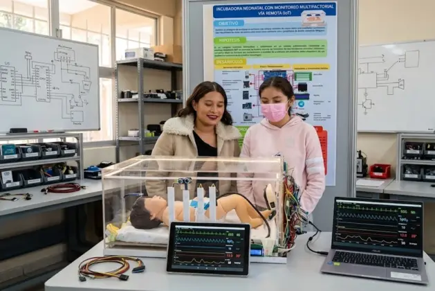 Prototipo de incubadora neonatal con monitoreo remoto desarrollado por alumnas del CCH Naucalpan, mostrando sensores y pantalla de control, ejemplo de innovación estudiantil incubadora en acción.