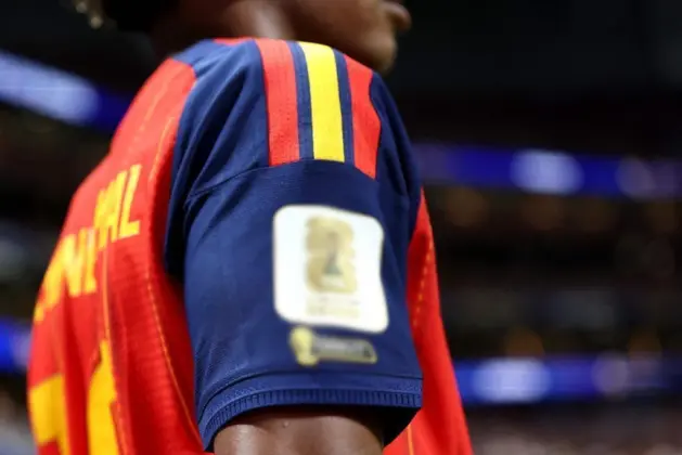 parches de los jugadores del Mundial 2026 mostrando el distintivo genérico, el Legacy Patch, el parche debut y el parche dorado para campeones del mundo sobre una camiseta de futbol
