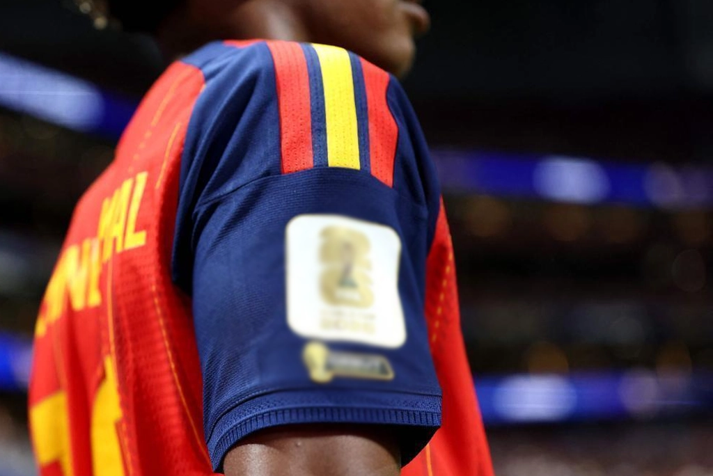 parches de los jugadores del Mundial 2026 mostrando el distintivo genérico, el Legacy Patch, el parche debut y el parche dorado para campeones del mundo sobre una camiseta de futbol