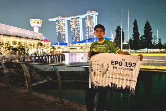 Joven mexicano Dylan Sergei Garduño sosteniendo medalla de bronce y certificado de mención honorífica tras su participación en la competencia mundial de matemáticas SIMOC 2026 en Singapur