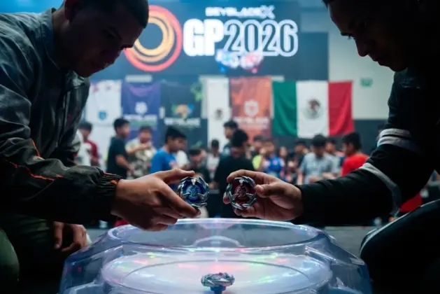 Jóvenes competidores mexicanos preparando sus Beyblade X en el Beystadium antes del torneo mundial Beyblade 2026