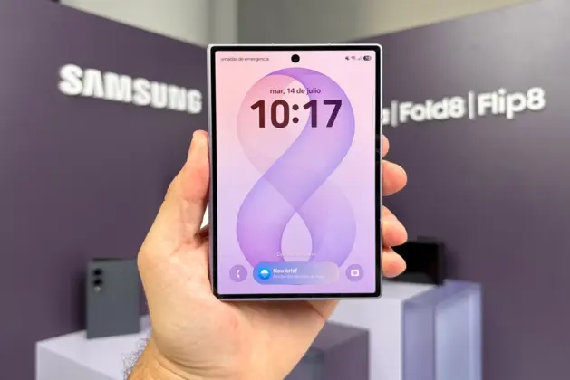 Imagen del Samsung Galaxy Z Fold8 desplegado mostrando su pantalla interior de 7.6 pulgadas con interfaz de usuario, junto a su diseño compacto cuando está plegado