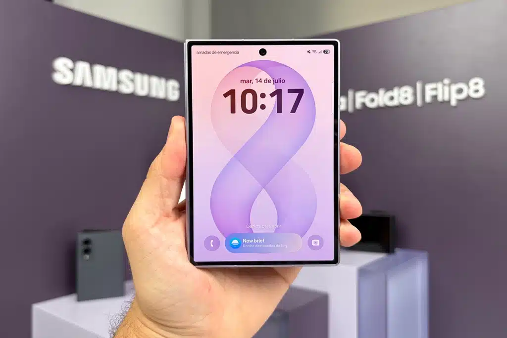 Imagen del Samsung Galaxy Z Fold8 desplegado mostrando su pantalla interior de 7.6 pulgadas con interfaz de usuario, junto a su diseño compacto cuando está plegado