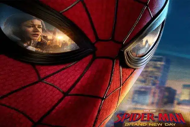 Contexto Spider-Man Brand New Day: imagen que muestra a un Peter Parker solitario con su nuevo traje clásico en la azotea de un edificio de Nueva York, mirando al horizonte.