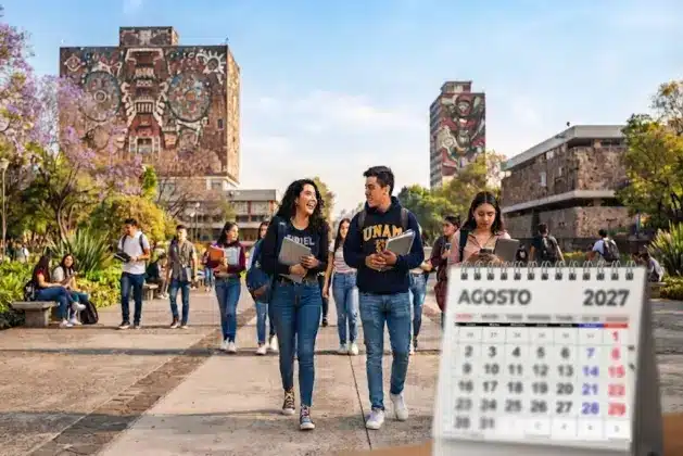 Estudiantes universitarios caminando por los pasillos de Ciudad Universitaria con mochilas y libretas, listos para el inicio de clases UNAM en el ciclo escolar 2026-2027/1