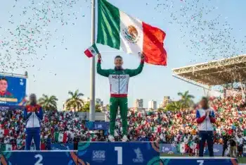 Medallero de México en Juegos Centroamericanos 2026: Atleta mexicano celebrando con la bandera en el podio de Santo Domingo